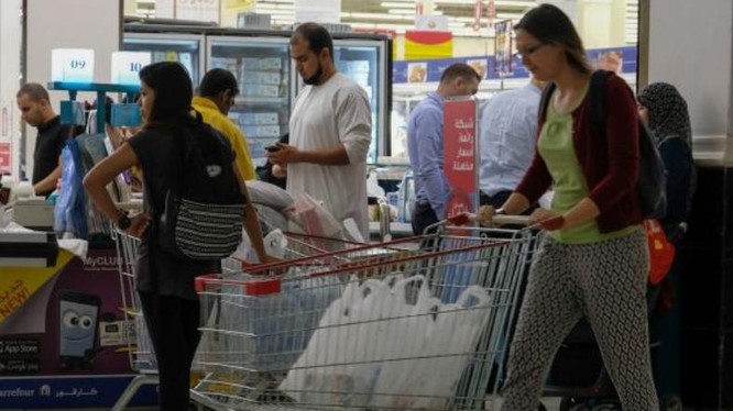 Người dân đi mua thức ăn ở Thủ đô Qatar ngày 6/6/2017. Ảnh: Tân Hoa xã