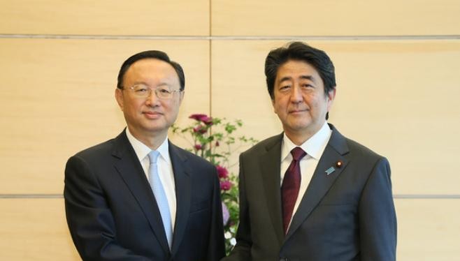Cuối tháng 5/2017, Ủy viên Quốc vụ Trung Quốc ông Dương Khiết Trì sang Nhật Bản để tìm cách cải thiện quan hệ Trung - Nhật. Trong hình là Thủ tướng Nhật Bản Shinzo Abe (phải) tiếp ông Dương Khiết Trì vào ngày 31/5/2017. 