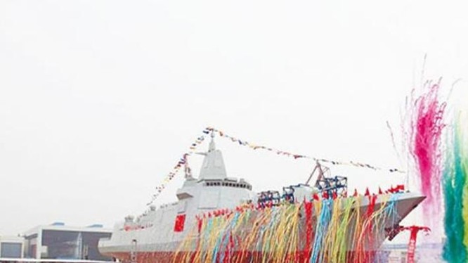 Sáng ngày 28/6/2017, Trung Quốc hạ thủy tàu khu trục Type 055 đầu tiên ở nhà máy đóng tàu Giang Nam, Thượng Hải. Ảnh: Chinatimes
