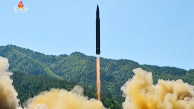 Tên lửa đạn đạo Hwasong-14 Triều Tiên. 