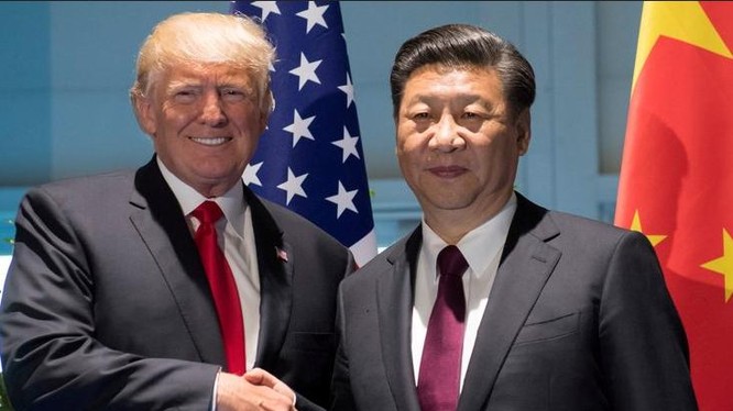 Tổng thống Mỹ Donald Trump và Chủ tịch Trung Quốc Tập Cận Bình bắt tay nhau. Ảnh: Malay Mail Online