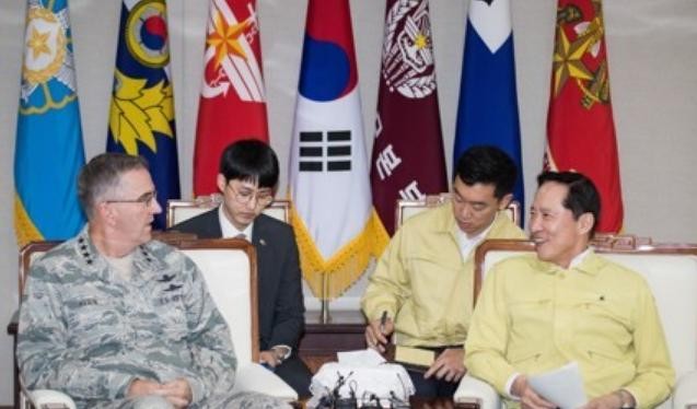 Bộ trưởng Quốc phòng Hàn Quốc Song Young-moo tiếp Tư lệnh Bộ tư lệnh Chiến lược Mỹ John Hyten. Ảnh: Yonhap.