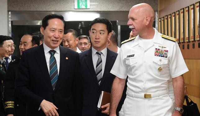 Tư lệnh Hạm đội Thái Bình Dương Scott Swift và Bộ trưởng Quốc phòng Hàn Quốc Song Young-moon (trái). Ảnh: The Investor.