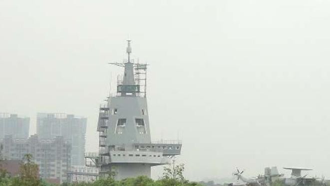 Mô hình đảo tàu mới của tàu sân bay tự chế thứ 2 Trung Quốc. Ảnh: Guancha.