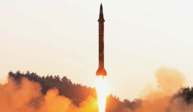 Tên lửa đạn đạo của Triều Tiên. Ảnh: Tân Hoa xã/Sina.