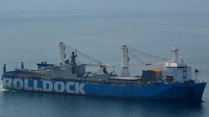 Tàu vận tải hạng nặng Rolldock Star Hà Lan đang chở tàu hộ vệ lớp Gepard 3.9 thứ ba về Việt Nam. Ảnh: Poder Naval.