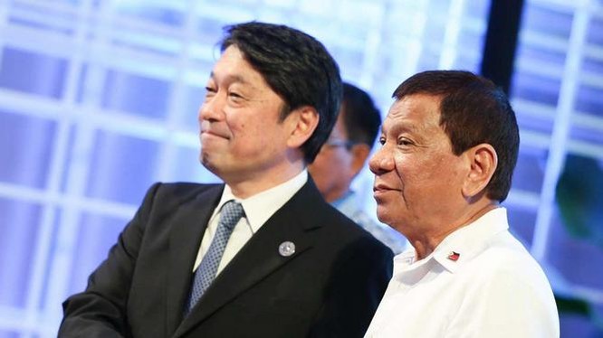 Bộ trưởng Quốc phòng Nhật Bản Itsunori Onodera và Tổng thống Philippines Rodrigo Duterte. Ảnh: Rappler.