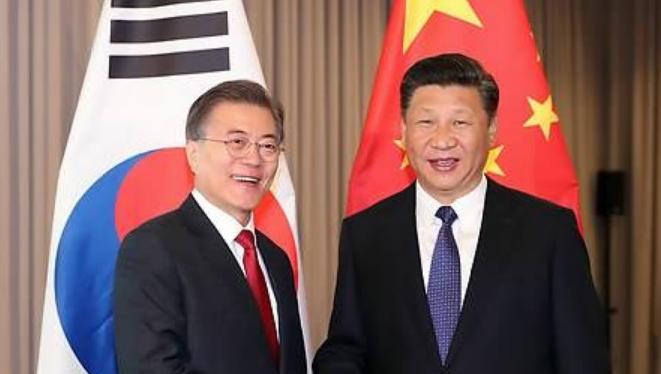 Tổng thống Hàn Quốc Moon Jae-in và Chủ tịch Trung Quốc Tập Cận Bình gặp gỡ bên lề Hội nghị Thượng đỉnh G20 ở Đức ngày 6/7/2017. Ảnh: Yonhap.