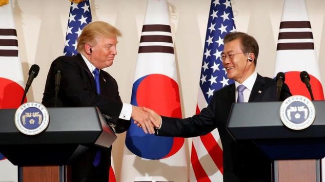 Tổng thống Mỹ Donald Trump và Tổng thống Hàn Quốc Moon Jae-in trong cuộc họp báo chung ngày 7/11/2017. Ảnh: Zaobao.