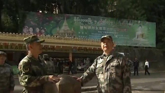 Ông Thường Vạn Toàn, Bộ trưởng Quốc phòng Trung Quốc (bên phải) đến Vân Nam thị sát. Ảnh: Sohu.