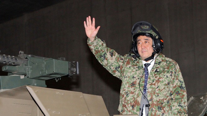 Thủ tướng Nhật Bản Shinzo Abe ngồi trên xe tăng vào ngày 27/4/2013.