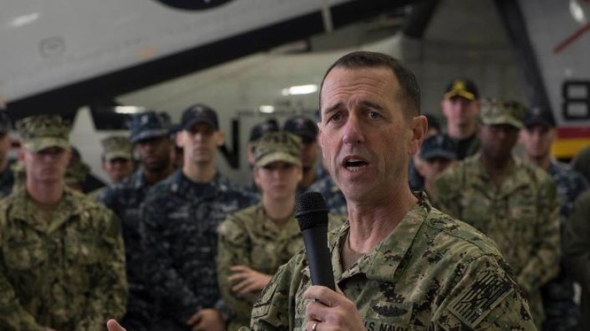 Đô đốc John Richardson. Tư lệnh hải quân Mỹ trên tàu sân bay USS Ronald Reagan. Ảnh: Facebook.