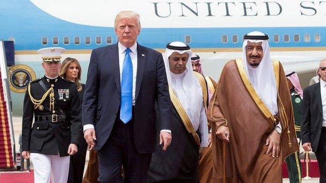Tháng 5/2017, Tổng thống Mỹ Donald Trump đến thăm Saudi Arabia. Ảnh: Ifeng.