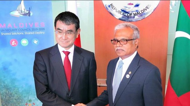 Ngày 6/1/2018, Ngoại trưởng Nhật Bản Taro Kono tiến hành hội đàm với Ngoại trưởng Maldives Mohamed Asim. Ảnh: The Japan Times.