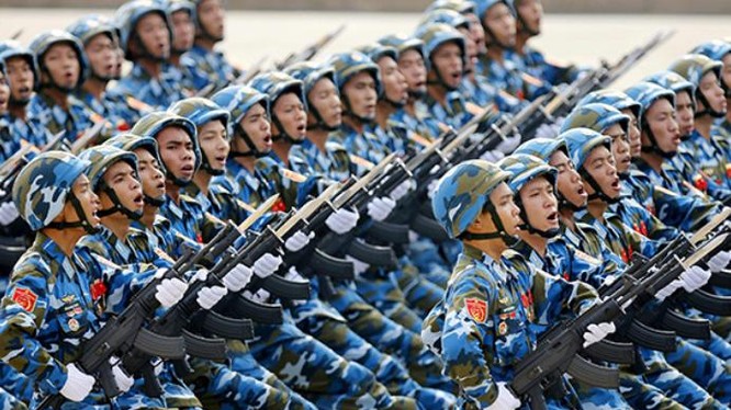 Quân đội Việt Nam tiến hành lễ diễu binh với súng trường Israel. Ảnh: Xinmin.