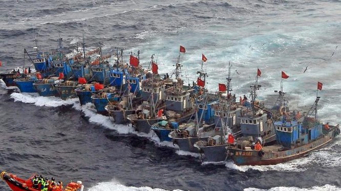 Cảnh sát biển Hàn Quốc kiên quyết tấn công hành vi đánh bắt phi pháp và chống trả bạo lực của tàu cá Trung Quốc. Ảnh: Guancha.
