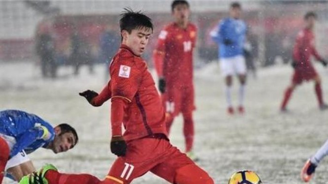 Hậu vệ Duy Mạnh trong trận chung kết giữa U23 Việt Nam và U23 Uzbekistan. Ảnh: Ifeng.