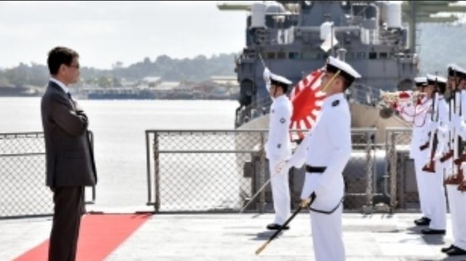 Ngày 11/2/2018, Ngoại trưởng Nhật Bản Taro Kono thị sát Lực lượng Phòng vệ Biển Nhật Bản đang luyện tập hàng hải ở cảng Muara, Brunei. Ảnh: Ministry of Foreign Affairs of Japan.
