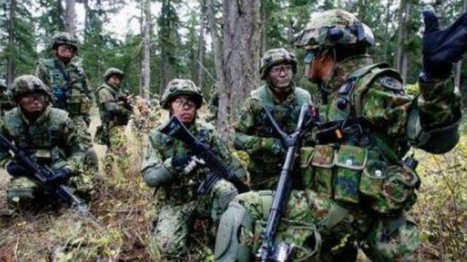 Quân đoàn cơ động đổ bộ Lực lượng phòng vệ mặt đất Nhật Bản đang tiến hành huấn luyện. Ảnh: Cankao.