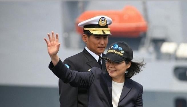 Nhà lãnh đạo Đài Loan, bà Thái Anh Văn thị sát lực lượng tàu ngầm Đài Loan. Ảnh: Sina.