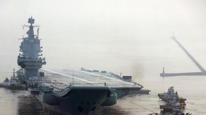 Tàu sân bay Type 001A Trung Quốc chạy thử trên biển lần đầu tiên. Ảnh: Dwnews.