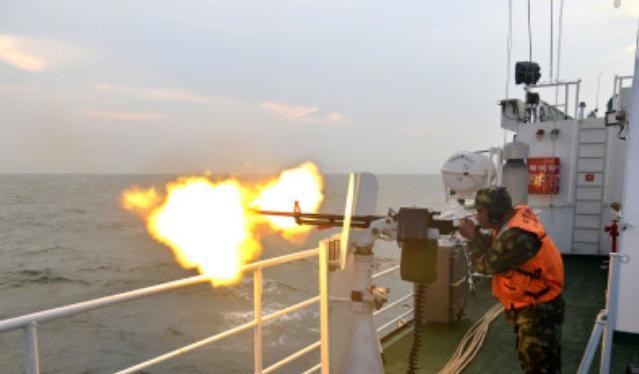 Lực lượng hải cảnh Quảng Đông, Trung Quốc tiến hành bắn đạn thật trên Biển Đông. Ảnh: Gmw.