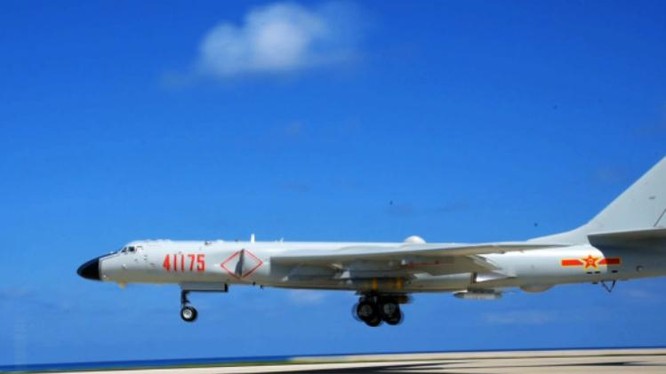 Gần đây, không quân Trung Quốc tiến hành huấn luyện cất, hạ cánh phi pháp máy bay ném bom H-6K trên đảo Phú Lâm, quần đảo Hoàng Sa, Việt Nam. Ảnh: Ifeng.