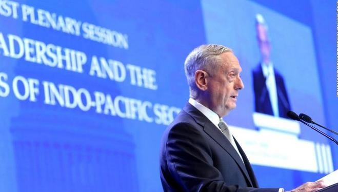 Tại Đối thoại Shangri-La 2018, Bộ trưởng Quốc phòng Mỹ James Mattis lên án các hành động quân sự hóa của Trung Quốc ở Biển Đông. Ảnh: CNN.