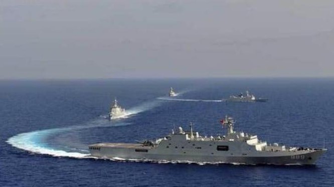 Biên đội huấn luyện biển xa của Hạm đội Nam Hải, hải quân Trung Quốc. Trong biên đội này có tàu đổ bộ Type 071 đi đầu. Ảnh: Sina.