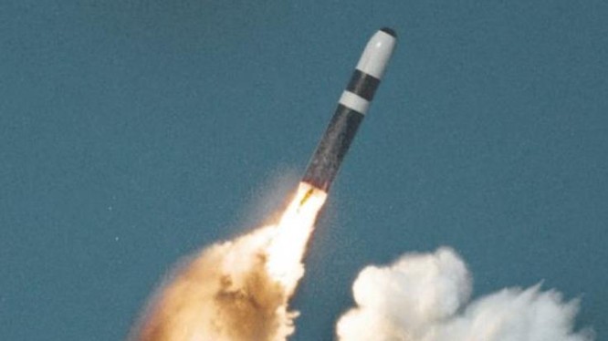 Tên lửa đạn đạo Trident-2 được phóng từ tàu ngầm quân đội Mỹ. Ảnh: Cankao.