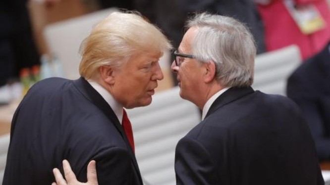 Tổng thống Mỹ Donald Trump và Chủ tịch Ủy ban Liên minh châu Âu Jean-Claude Juncker. Ảnh: CNBC.