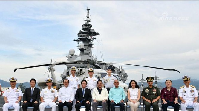 Ngày 1/9/2018, Tổng thống Philippines Rodrigo Duterte và các quan chức quân đội, quốc phòng Philippines lên thăm tàu sân bay trực thăng Kaga của Lực lượng phòng vệ Nhật Bản. Ảnh: Sina.