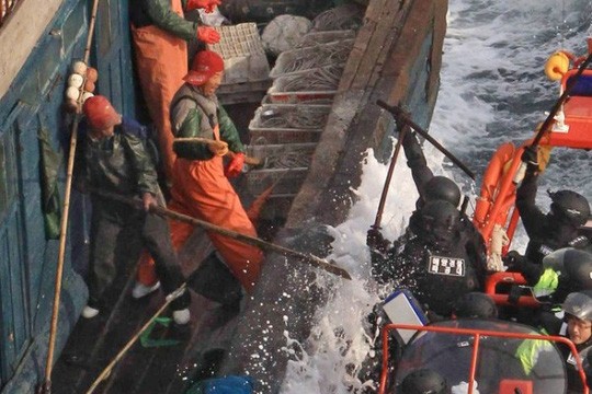 Ngư dân Trung Quốc đánh bắt trái phép chống trả cảnh sát Hàn Quốc thực thi nhiệm vụ