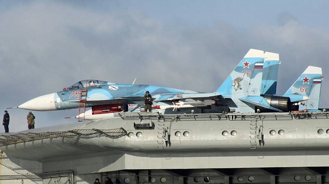 Chiến đấu cơ Su-33 trên tàu sân bay Đô đốc Kuznetsov của Nga trên đường sang Syria tham chiến