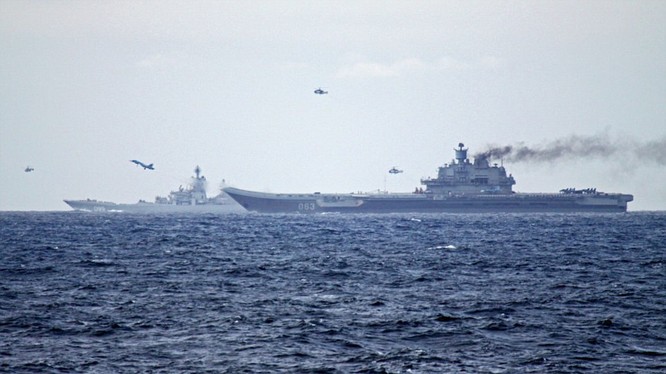 Chiến đấu cơ Su-33 và trực thăng săn ngầm cất cánh từ tàu sân bay Đô đốc Kuznetsov khi cụm tác chiến tàu sân bay Nga hải hành qua eo biển Anh