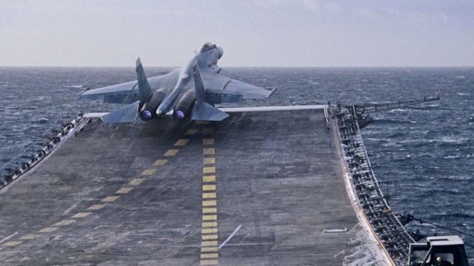 Su-33 xuất kích từ tàu Đô đốc Kuznetsov