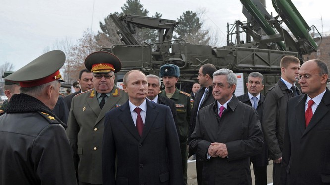Tổng thống Putin trong một chuyến thị sát quân đội
