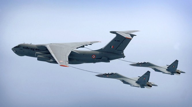 Hai chiến đấu cơ Su-30MKI của Ấn Độ tiếp dầu từ máy bay IL-78