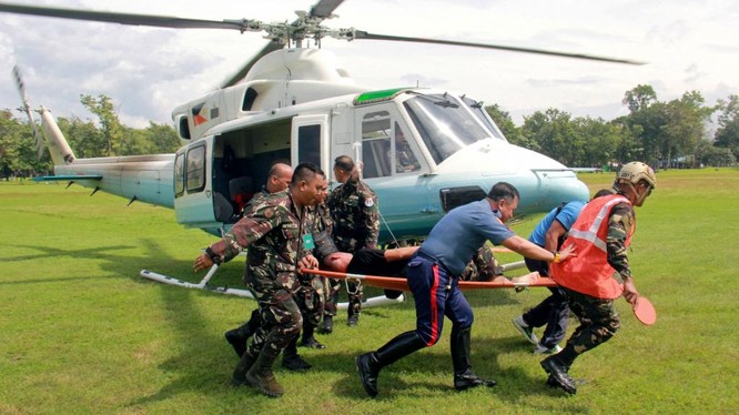 Binh lính đang cáng một nhân viên an ninh bị thương trong vụ đánh bom ở thành phố Marawi.