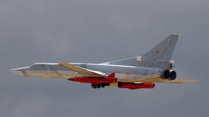 Máy bay ném bom chiến lược tầm xa Tu-22M3 mang tên lửa hành trình tấn công phiến quân Syria