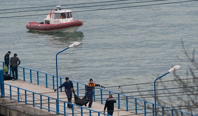 Nhân viên cứu hộ tại hiện trường vụ rơi máy bay Tu-154