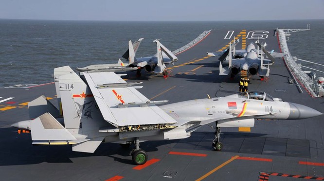 Chiến đấu cơ J-15 trên tàu sân bay Liêu Ninh của Trung Quốc