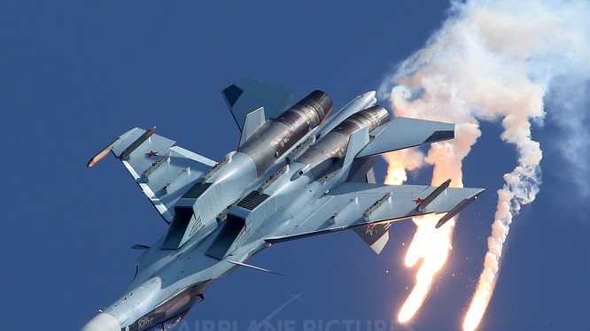Chiến đấu cơ Su-30SM biểu diễn kỹ năng trên không
