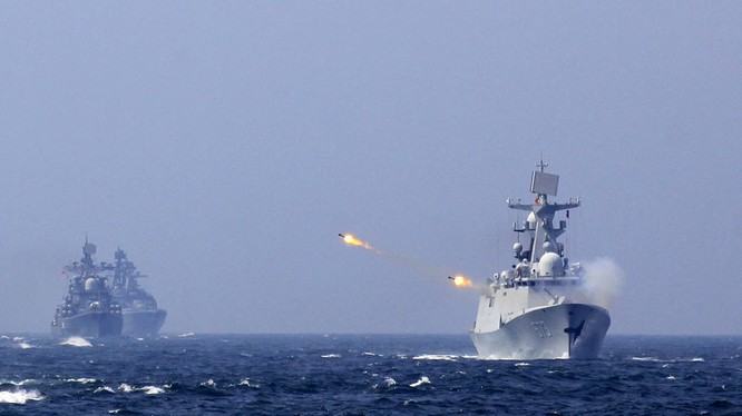 Chiến hạm Trung Quốc tập trận bắn đạn thật trên biển
