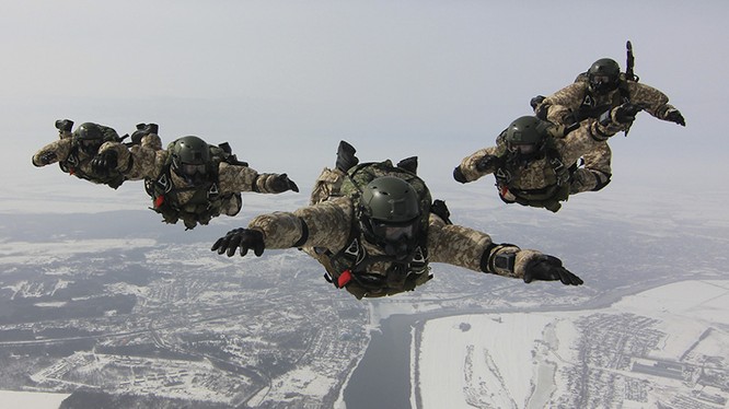 Lính đặc nhiệm Nga luyện tập đổ bộ đường không