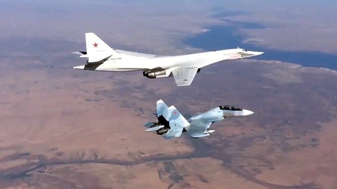 Chiến đấu cơ Su-30SM hộ tống máy bay ném bom chiến lược tầm xa Tu-160 tấn công phiến quân Syria