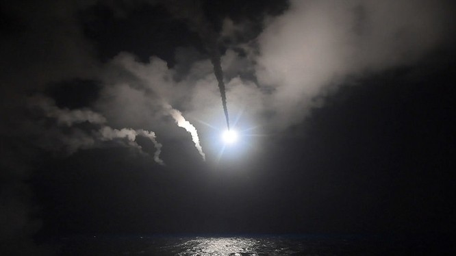 Khu trục hạm Mỹ phóng tên lửa Tomahaw tấn công căn cứ không quân Syria rạng sáng ngày 7/4 vừa qua