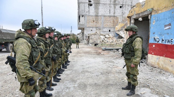 Binh sĩ Nga làm nhiệm vụ tại thành phố Aleppo, Syria sau khi thành phố được giải phóng