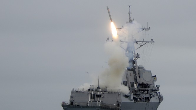 Khu trục hạm Mỹ phóng tên lửa Tomahawk