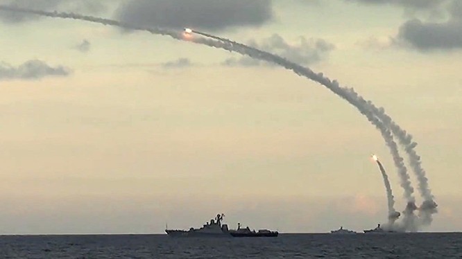 Chiến hạm Nga phóng tên lửa hành trình tầm xa Kalibr tấn công mục tiêu phiến quân tại Syria khiến Mỹ và phương Tây kinh ngạc